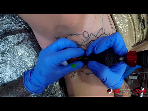❤️ Estremamente tatuato hottie Sully Savage ottenuto un tatuaggio sul suo clitoride ❤️❌ Porno vkal it.thebestfetishsites.ru ❌️❤